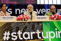 Bộ trưởng Thương mại Nirmala Sitharaman (trái) và Bộ trưởng Kl991.com nạp rút nhanh Arun Jaitley trong sự kiện "Khởi nghiệp Ấn Độ" ở New Delhi ngày 16/1. (Nguồn: EPA/TTXVN)