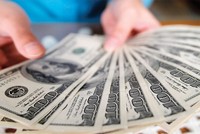 Sáng ngày 1/8, giá vàng giảm mạnh đầu giờ sáng, tỷ giá trung tâm lùi về 21.853 đồng/USD