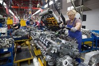 Nữ công nhân Nga làm việc trên dây chuyền Kl994 nhà cái bóng đá world cup tại nhà máy OAO KamAZ. (Nguồn: wsj.com)