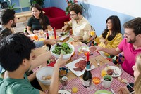 VizEat không chỉ cung cấp sự trải nghiệm về ẩm thực, mà còn cả trải nghiệp văn hóa, sự giao tiếp Trang Chủ KL99Com Số 1 Link Đăng Ký KL999 giữa người chủ nhà và khsach du lịch - Ảnh: VizEat