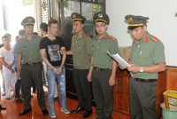 Cơ quan Công an thi hành lệnh bắt, khám xét khẩn cấp nơi ở, nơi làm việc của Trần Văn Hạnh. (Nguồn: cand.com.vn)