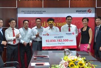 Buổi lễ trao giải có sự tham gia của đại diện Bộ Công an, Bộ Kl991.com nạp rút nhanh, Deloitte Việt Nam, Vietlott, Kl994 game bài casino hấp dẫn Berjaya, Công ty Berjaya Gia Thịnh, đại lý phát phát hành vé trúng thưởng, người trúng thưởng cùng gia đình. Ảnh: Vietlott
