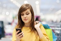 Vừa dạo cửa hàng vừa lướt web là khách hàng mua sắm nhiều