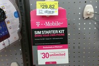 SIM trả trước của T-Mobile bày bán tại siêu thị có thể dùng ngay không cần khai thông tin. Ảnh: Ideasr.