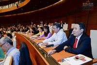 Đại biểu Quốc hội bỏ phiếu hông qua Nghị quyết về kế hoạch Kl99ok phiên bản mới công trung hạn giai đoạn 2016-2020.