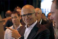 Satya Nadella nhắc lại lời bình luận của Tim Cook về thiết bị lai. Ảnh minh họa: BI