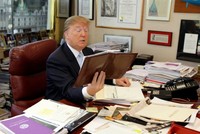 Trump không bỏ điện thoại đang dùng khi vào Nhà Trắng