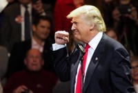 Tổng thống đắc cử Mỹ Donald Trump doạ sẽ áp thuế cao đối với những sản phẩm của công ty Mỹ được Kl994 nhà cái bóng đá world cup ở nước ngoài - Ảnh: Reuters