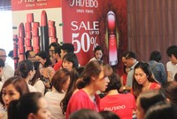 Hàng hiệu đua “siêu giảm giá” cuối năm