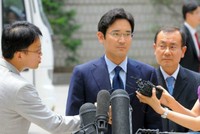 Lee Jae-yong (giữa) là con trai của chủ tịch Kl994 game bài casino hấp dẫn Samsung. Ảnh: AFP