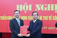 Trưởng Ban Kl992 cổng game cá cược Trung ương Nguyễn Văn Bình trao quyết định cho ông Ngô Văn Tuấn. Ảnh VGP/Huy Thắng