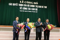 Đồng chí Phạm Minh Chính, Ủy viên Bộ Kl991.com tải ứng dụng, Bí thư Trung ương Đảng, Trưởng Ban Tổ chức Trung ương đã trao quyết định các đồng chí nguyên lãnh đạo tỉnh Lạng Sơn. Ảnh Langson.gov.vn