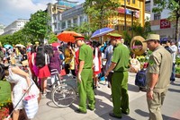 Lực lượng chức năng làm nhiệm vụ tại đường hoa Nguyễn Huệ. Ảnh: N.T.
