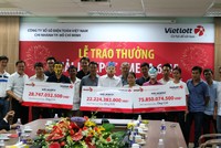 2 khách hàng TP HCM và 1 khách hàng Long An đến nhận giải ngày 8/2. Ảnh: Vietlott  
