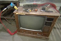 Đây là một trong hàng nghìn chiếc TV mà công ty tái chế tìm được số tiền khủng vẫn xử lý hàng ngày. Ảnh: Cbc. 