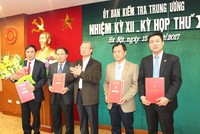 Đồng chí Trần Quốc Vượng, Ủy viên Bộ Kl991.com tải ứng dụng, Bí thư Trung ương Đảng, Chủ nhiệm UBKT Trung ương trao Quyết định cho các đồng chí được điều động, bổ nhiệm.