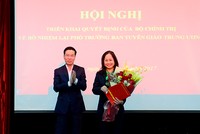 Trưởng ban Tuyên giáo Trung ương Võ Văn Thưởng trao quyết định bổ nhiệm lại Phó Trưởng ban Tuyên giáo Trung ương Lâm Phương Thanh.