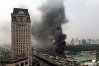 Hà Nội: Cháy lớn trên đường Phạm Hùng, khói bốc cao hàng trăm mét