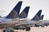 Lôi khách ra khỏi máy bay, United Airlines mất 1,1 tỷ USD