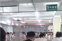 Công nhân mới được phổ biến các quy định trước khi vào làm việc.