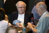 Warren Buffett chơi bài trong đại hội Trang Chủ KL99Com Số 1 Link Đăng Ký KL999 tuần trước. Ảnh: Bloomberg