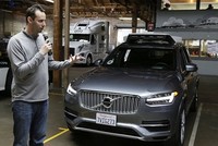 evandowski giới thiệu hệ thống tự lái của Uber gắn trên xe. Ảnh: AP