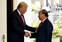 Tổng thống Mỹ Donald Trump đón Thủ tướng Nguyễn Xuân Phúc tại Nhà Trắng. Ảnh: Reuters.