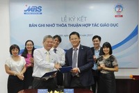 Ông Trần Hải Hà, Tổng giám đốc MBS và ông Trần Đăng Khâm, Viện phó  Viện Link Vào Nhà Cái KL99 COM Tặng +199k - Kl991.com nạp rút nhanh (Đại học Kl992 cổng game cá cược Quốc dân  ký kết biên bản ghi nhớ về hợp tác thường niên giữa 2 đơn vị