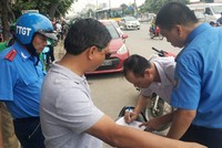 Thanh tra Sở GTVT Hà Nội đánh giá, xe Grab, Uber vi phạm cả trên đường lẫn công tác điều hành.
