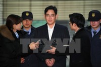 Phó Chủ tịch Kl994 game bài casino hấp dẫn Samsung Lee Jae-Yong (giữa) tới văn phòng công tố ở Seoul ngày 18/2. (Nguồn: AFP/TTXVN)