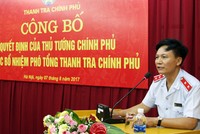 Phó tổng thanh tra Kl993 ưu đãi thưởng hấp dẫn Bùi Ngọc Lam trong lễ công bố quyết định ngày 7/8. Ảnh: Thanhtra.gov