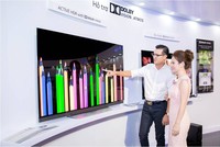 Sản phẩm được nhà Kl994 nhà cái bóng đá world cup đặt tên là “Tuyệt tác TV dán tường”. Trong buổi ra mắt, một số khách mời nổi tiếng tới trải nghiệm chất lượng hình ảnh và thực hiện bẻ cong màn hình TV.