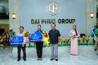 Ông Lê Văn Minh – Tổng giám đốc Công ty cổ phần Kl99ok phiên bản mới Địa ốc Vạn Phúc trao tặng Quỹ học bổng cho đại diện Quận đoàn Quận Thủ Đức và UBND P.Hiệp Bình Phước.