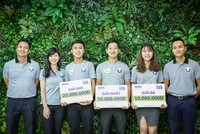 Ông Trịnh Thanh Cần (Tổng Giám Đốc ACBS), bà Nguyễn Bỉnh Thanh Giao (Trưởng bộ phận Phân tích Cơ bản) và ông Nguyễn Duy Khoa (Phó Tổng Giám Đốc ACBS) chụp ảnh lưu niệm cùng 3 thí sinh xuất sắc nhất mùa giải đầu tiên của Trade Pro 2017 -  Ảnh: ACBS