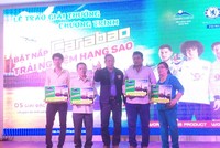 Đại diện của Kl994 game bài casino hấp dẫn Carabao trao giải thưởng cho khách hàng may mắn trúng giải trong chương trình “Bật nắp Carabao trải nghiệm hạng sao”.