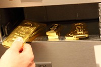 Giá vàng hôm nay (16/3): Trong nước bốc hơi 100.000 đồng/lượng