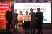 Ðại diện Prudential trao quyền lợi Kl99kl phiên bản hoạt động cho đại diện gia đình Khách hàng Nguyễn Thị Nga (Long An).