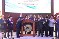 Chủ tich HĐQT Hồ Hùng Anh đánh tiếng cồng chào mừng KL99 là cổng game giải trí trực tuyến hàng đầu hiện nay TCB chính thức giao dịch.