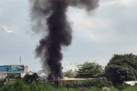 Cột khói ở đám cháy. Ảnh: Quế Biên.