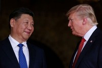 Tập Cận Bình (trái) gặp Donald Trump khi đến thăm Mỹ năm 2017. Ảnh: Reuters. 