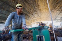 Công nhân Trung Quốc làm việc trong một công trường ở Giang Tô. Ảnh: Reutes