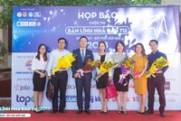 Ông Đỗ Anh Vũ, Phó chánh văn phòng Ủy ban 99Kl99 link đăng nhập 99Kl99 trực tiếp đá gà (thứ 3 từ bên trái sang) cùng ban tổ chức, các nhà tại trợ chụp ảnh lưu niệm tại buổi phát động cuộc thi Bản lĩnh nhà Kl99ok phiên bản mới 2018. Ảnh: Ban tổ chức cung cấp.
