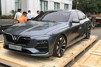 Mẫu sedan Lux A2.0 được tháo dỡ khỏi khung bảo vệ tại một khu đô thị ở Long Biên, Hà Nội. Ảnh: FB