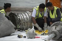 Các nhà điều tra xem xét mẩu động cơ chiếc máy bay Boeing 737 Max 8 do hãng Lion Air vận hành lao xuống biển Java hồi cuối tháng 10. Ảnh: AFP.