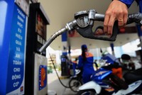 Giá xăng, dầu được dự báo giảm mạnh vào ngày mai. Ảnh: Hữu Khoa