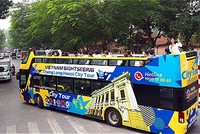 Xe buýt hai tầng chạy qua Văn Miếu - Quốc tử Giám sáng 30/11.Ảnh: Bá Đô.