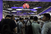 Khách tham quan trước gian hàng của Huawei tại Triển lãm Di động tại Thượng Hải. Ảnh: Bloomberg.