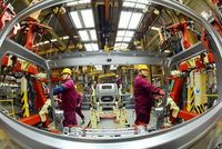 Công nhân trong một nhà máy ôtô ở Sơn Đông (Trung Quốc). Ảnh: Reuters