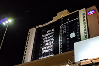 Quảng cáo của Apple đặt cạnh nơi diễn ra sự kiện CES 2019.