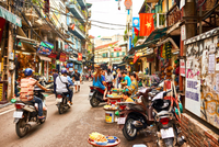 Từng con phố đều là một khu chợ trong khi những căn nhà cũ kỹ kể cho bạn nghe câu chuyện về quá khứ, thành phố cũng không ngừng tái tạo. Ảnh: Tabea Mathern.